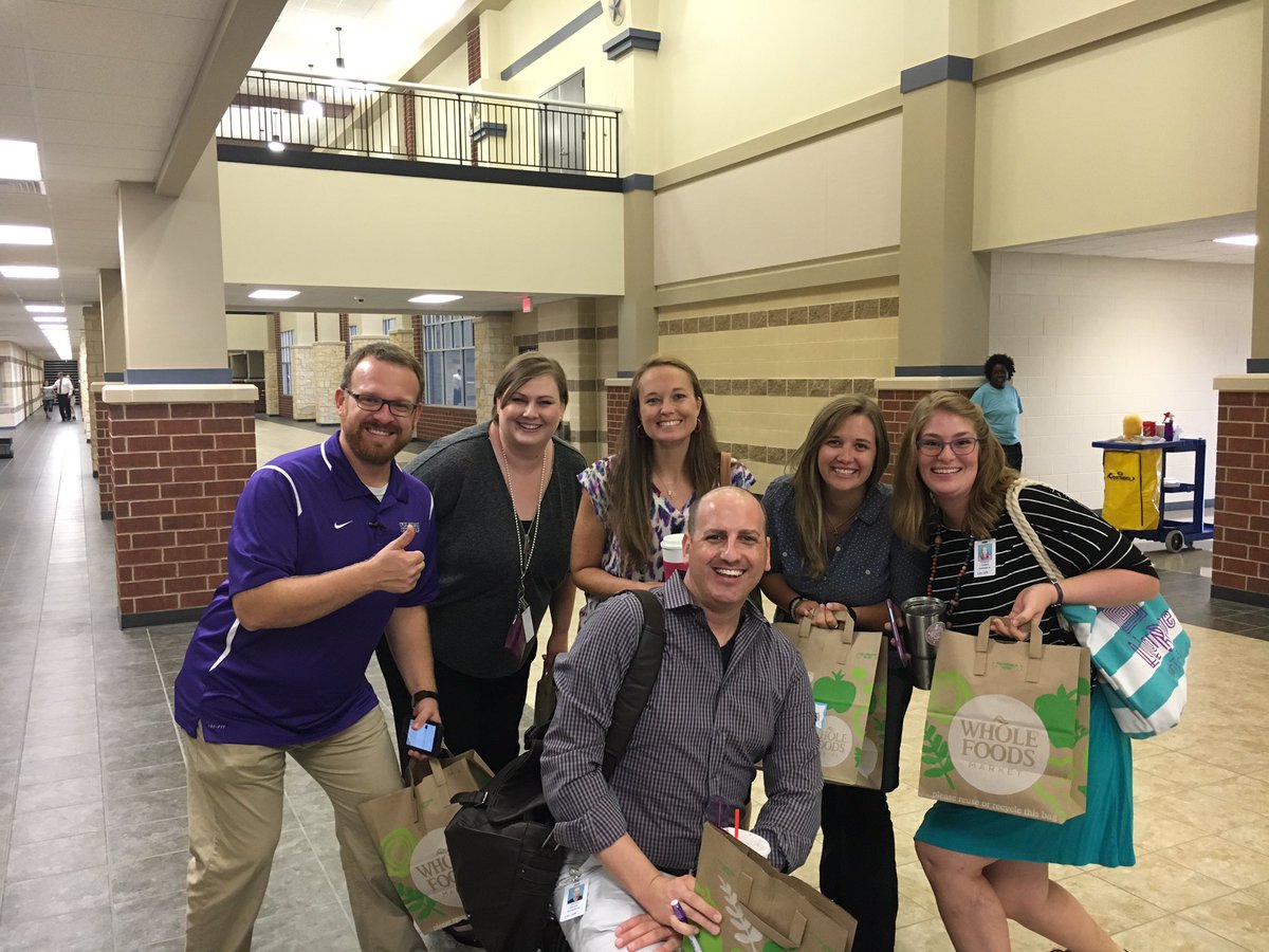 CFHSJournalism's tweet photo. Fine arts crew! #cfhs7 #cfhsgo #chargedup https://t.co/4zczIQIUHS