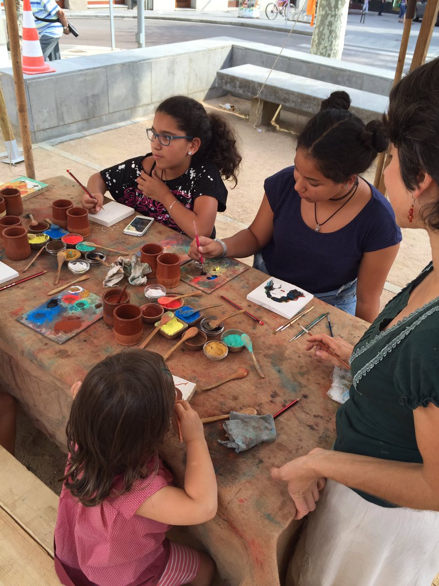 Els tallers a ple ritme. Aprendre a pintar com a l'època medieval, o fer titelles i jugar amb la història. #ripoll