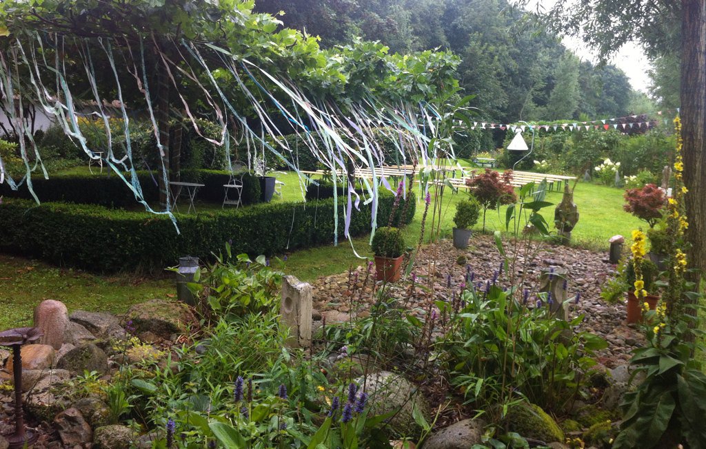 AlexKruizinga's tweet photo. Ondanks miezerige regen zijn de voorbereidingen  voor de bruiloft van kleindochter Maren in volle gang in onze tuin https://t.co/rwdrx8JZFE