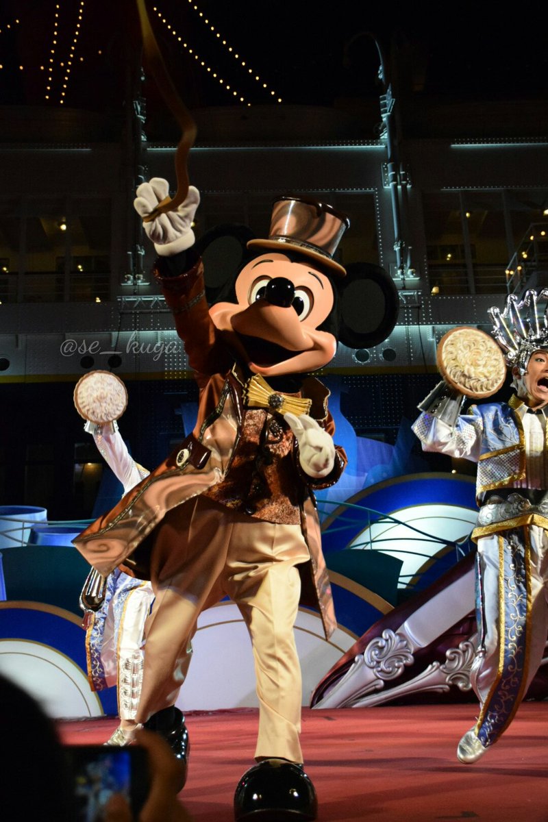 se_kuga's tweet photo. テーブルのラス回でミッキーがパイ投げるとこを写真撮ってたらなんかぶつかってきて、見てみたらパイだったWW
ヒモが切れた（取れた？）みたいで飛んできたらしいWW
ミッキーに良い思い出もらっちゃったWW https://t.co/PBZu66JNpN