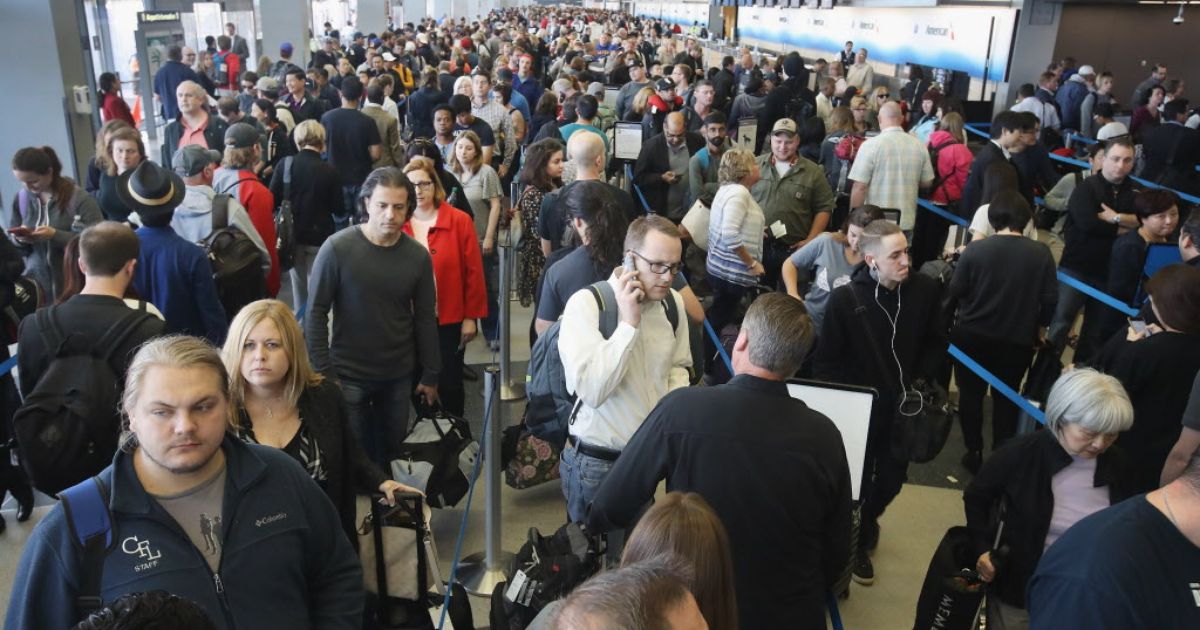 AcuantCorp's tweet image. .@AmericanAir partners w/@TSA to alleviate long waits at checkpts for #security buff.ly/2b8eskt #IDScanning