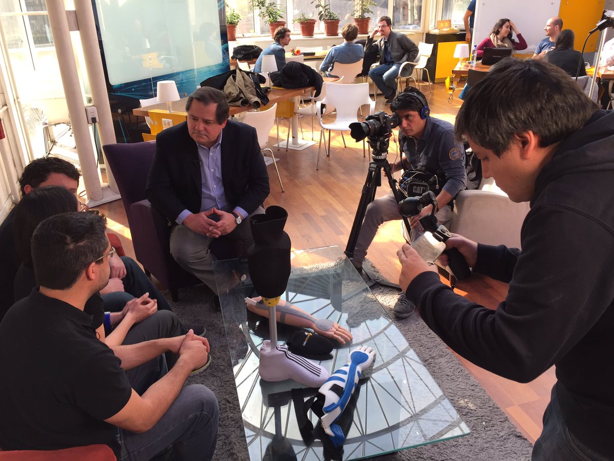 Rfonsecach's tweet photo. @tv_mauricio entrevistando a nuestros startups @itakeahand Amper y TOR en @startupchile https://t.co/yiWfpvlVYA