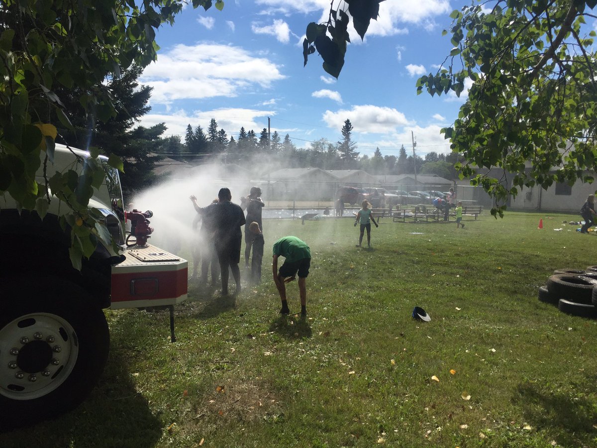 PAPoliceService's tweet photo. Pretty awesome way to get cleaned off. @PAFireDept PA playgrounds #mudmania https://t.co/CADxuSZq1k