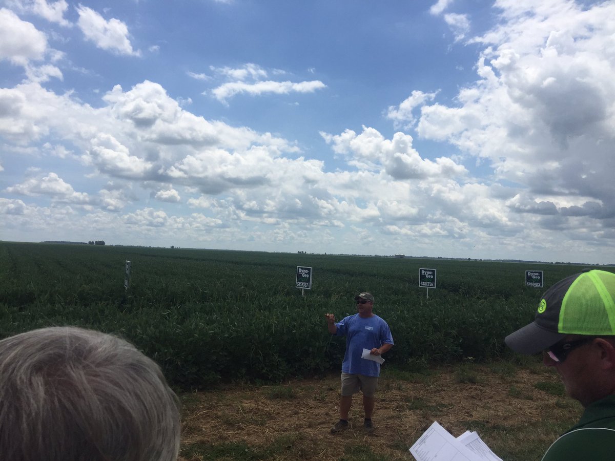CPSDiaz's tweet photo. @staceybruff  showing us the excellent line of #Dynagro #Xtend soybeans. @CPSMIDSOUTH @lovelandcafe  #CPS https://t.co/JjvtRDeBOb