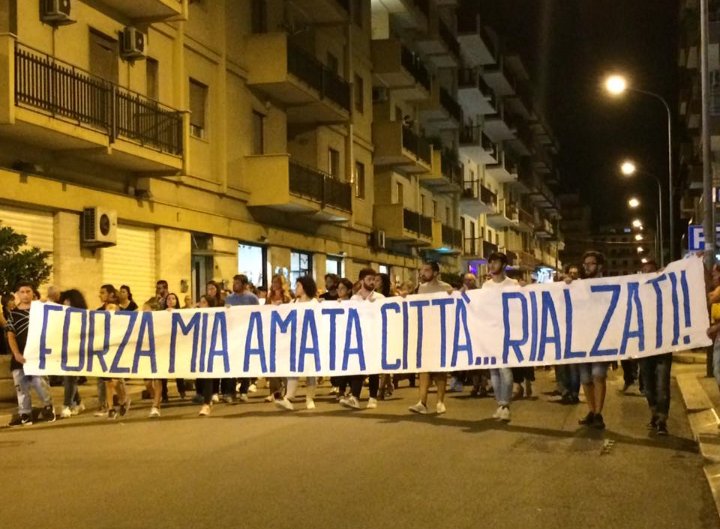 RisePuglia's tweet photo. Forza mia amata città, rialzati! #Andria #Puglia #12luglio2016 #disastroferroviario #fiaccolata #pernondimenticare https://t.co/qBoU1huwn2