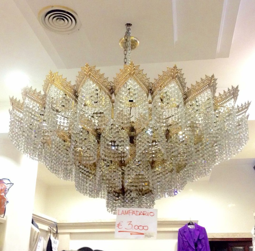 colorfully_chic's tweet photo. Fantastic statement piece! #interiors #crystal #gold #interiordesign #popofcolor https://t.co/iCqhS8sKjj