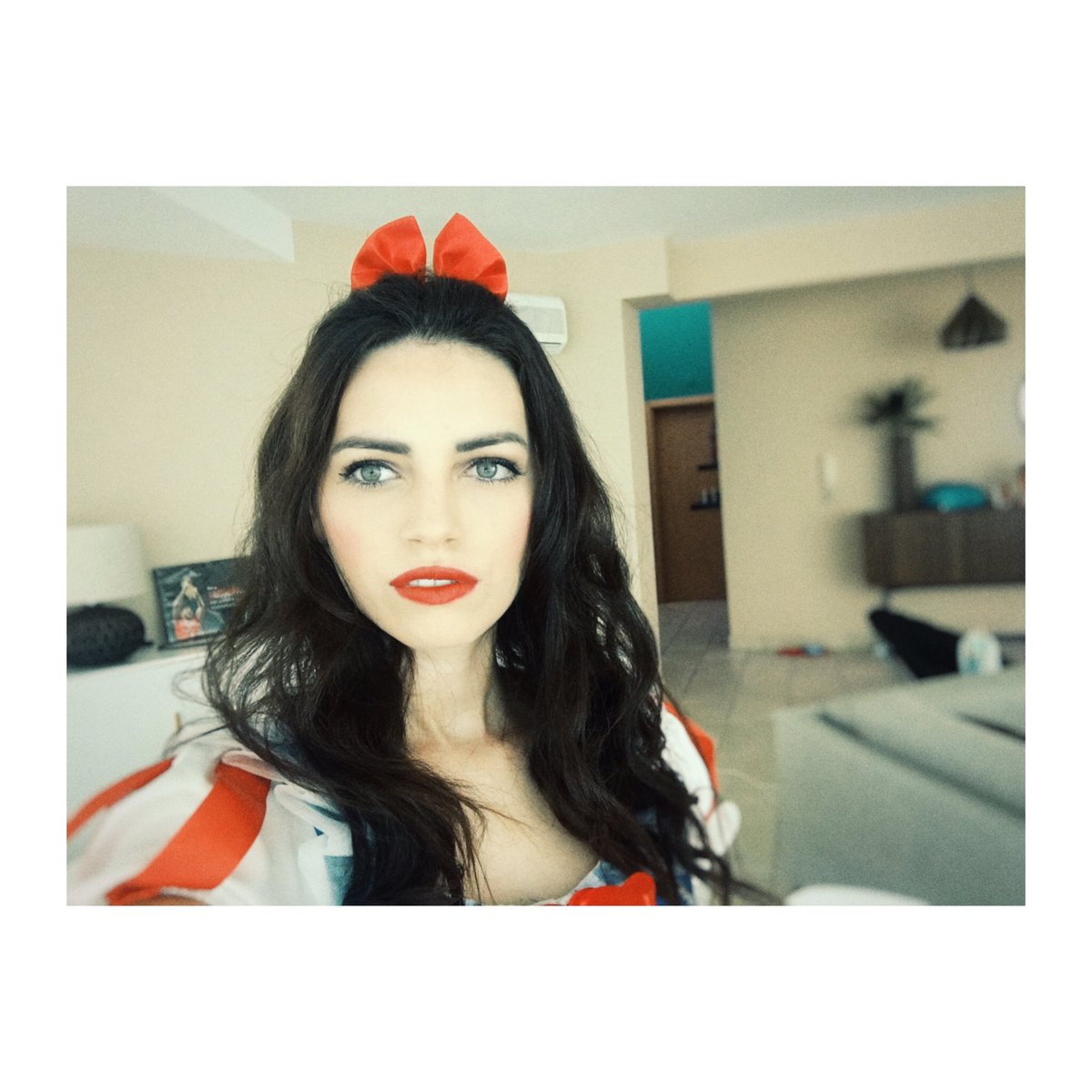 laaiimoraes's tweet photo. O espelho só conta metade da história. A verdadeira beleza vem quando ajuda os outros. #snowwhite #brancadeneve https://t.co/N4GpkrZJGt