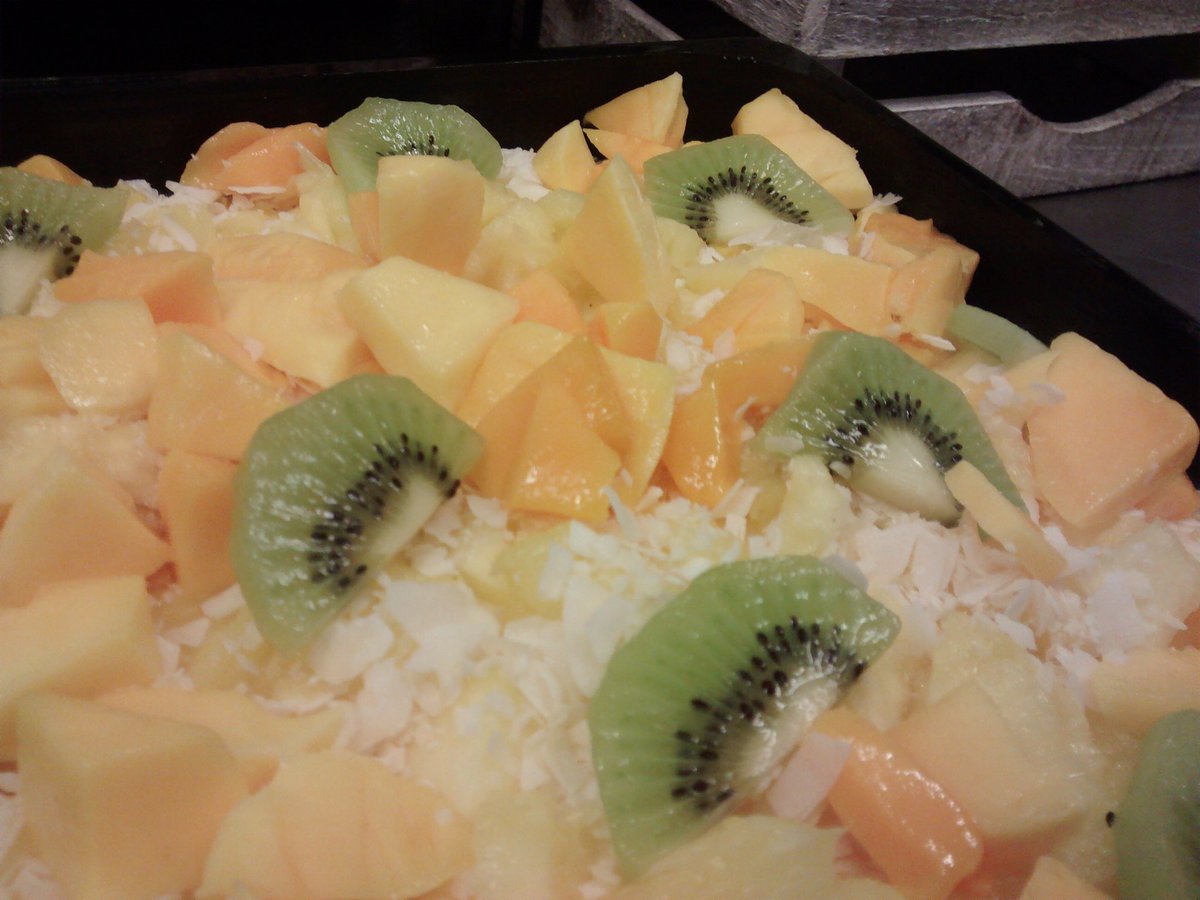 zupans's tweet photo. #ellenos flavor of the day at #zupanslakegrove Island medley w/ pineapple, mango, kiwi & @BobsRedMill coconut flakes https://t.co/pnWGHs2ODf