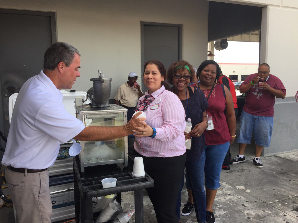 BobCloran's tweet photo. @GoAvisBudget @pamelaperryABG Long lines for sno cones in Houston. #abgcearecognize https://t.co/cW0MaZWauQ