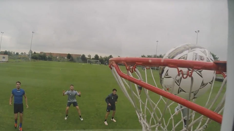 De spelers van <a href="/kvoostende/">KV Diksmuide Oostende</a> tonen hun trickshot-kunstjes aan de <a href="/sons_of_gravity/">Sons of Gravity</a> sporza.be/permalink/1.27… #opvallend