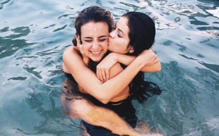 ivanovic_dunja's tweet photo. Happy birthday to @selenagomez 's best friend, @courtneyjbarry .We love you!😘 https://t.co/UGytPSZANi