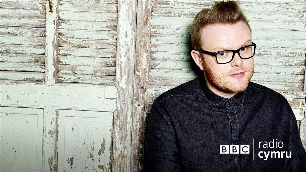 Heno ar @HuwStephens Mics gwaith cartref <a href="/Roughion/">Roughion</a> Sesiwn gan Twinfield ag uchafbwyntiau Maes B <a href="/LlareggubBrass/">BAND PRES LLAREGGUB</a>