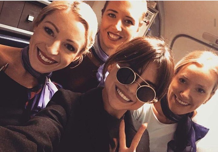 ivanovic_dunja's tweet photo. Selena with her flight hostesses on a plane to Brisbane! https://t.co/C2hhbOF0JR