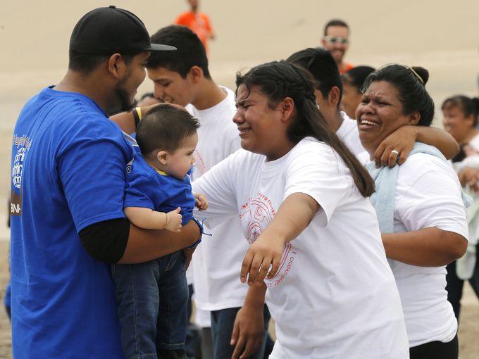 elpasotimes's tweet photo. Photos from @rrrutang: Families reunite in Rio Grande during #HugsNotWalls reunion https://t.co/ddao1mQXb8 https://t.co/SgZGodfhpx