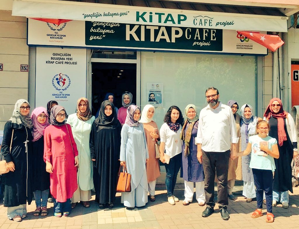 Buralardan bir Senai Demirci geçti. Güzel bir söyleşiden güzel bir hatıra...
<a href="/gsb_kitapcafe/">GSB Kitap Cafe</a> <a href="/senaidemirci/">senaidemirci</a>
