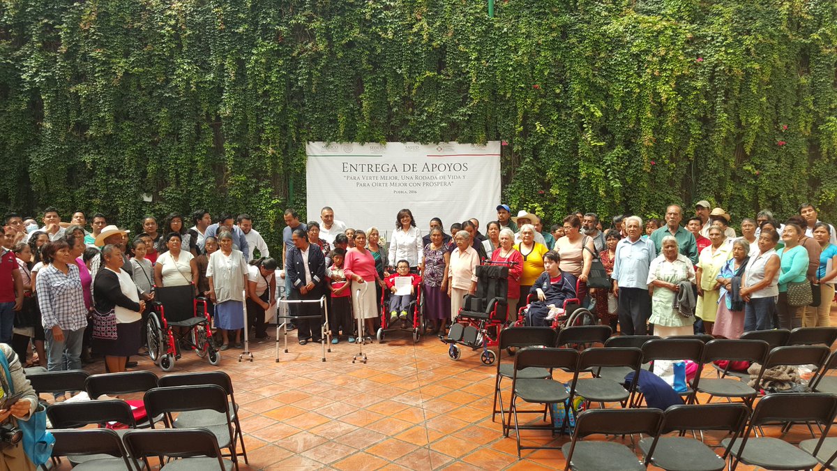 grajuamx's tweet photo. Entrega de  apoyos de la @PBPSALUD y @Prospera_MX a familias de la región de #Tehuacan más de 1200 en todo el edo. https://t.co/mq5M5dbUi9