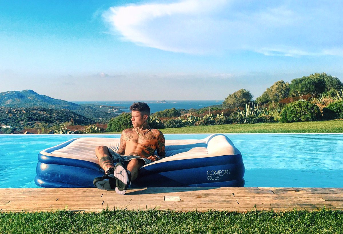 Fedez's tweet photo. Sardegna ❤️🇮🇹 https://t.co/5LIe9HoRHc