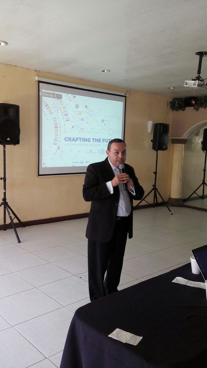 ClusterInstitut's tweet photo. En #ForoCI @bvonraesfeld presenta la estrategia del Cluster de Manufactura Avanzada y Automoción #CIMAA https://t.co/0mAZkhzteQ
