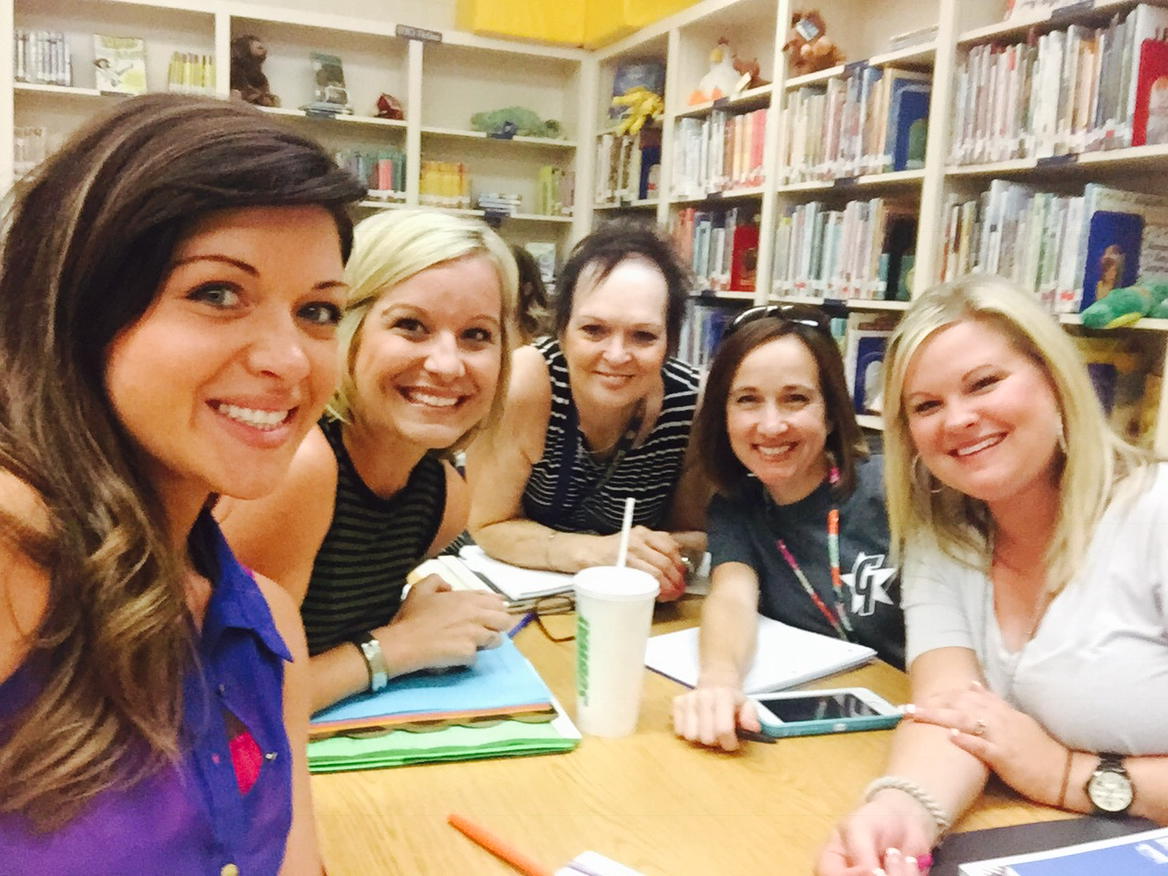 amandathomp1's tweet photo. Excited for a new year! #bowiefirstgrade #happyteachers @sulsprisd @karla_brown615 https://t.co/zIxJ1O3StO