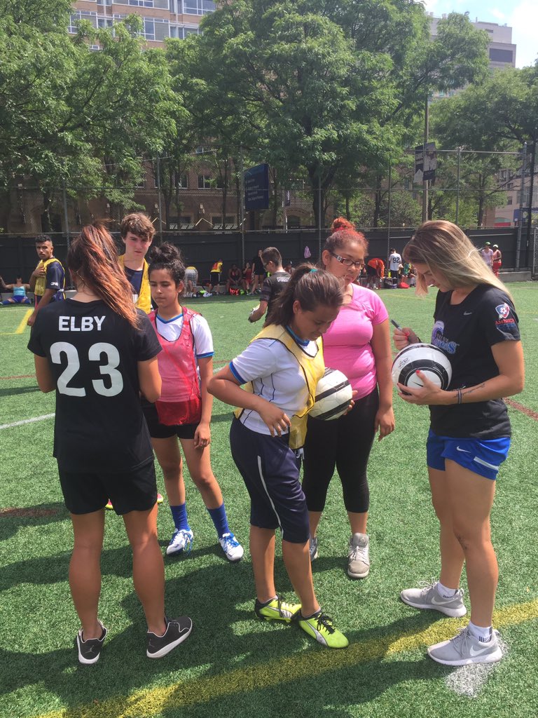 EM_Breakers's tweet photo. Thanks @Cwestphal20 and @BrookeLB93 for running the clinic today for @ucalbreakaway !! @BostonBreakers https://t.co/7oVqkPDCOu