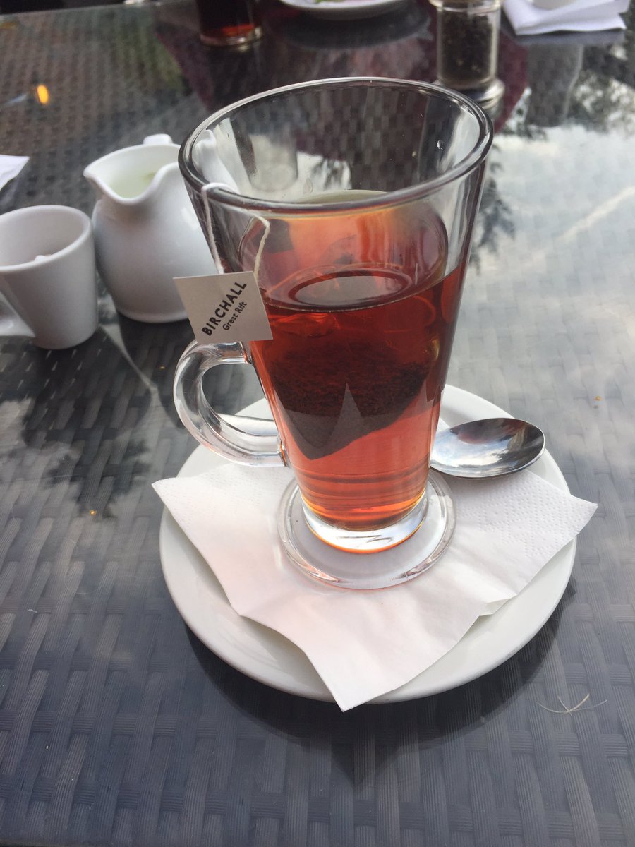 HereBeTigerz's tweet photo. This is English Breakfast tea, why is it in a glass? #wewantcups https://t.co/zWjyREOxpK