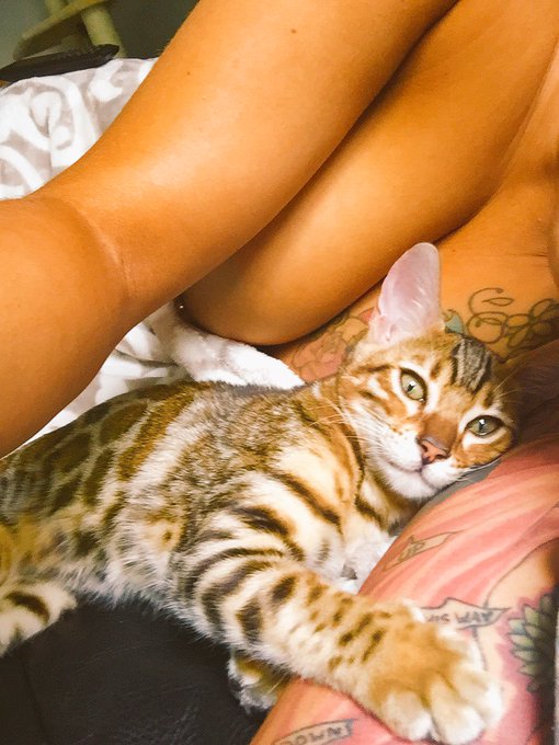 Her loves her mommy 😻 https://t.co/JIH5WE34oz<a href="/tag/flashbackfriday"class="tags"><span>#flashbackfriday</span></a>