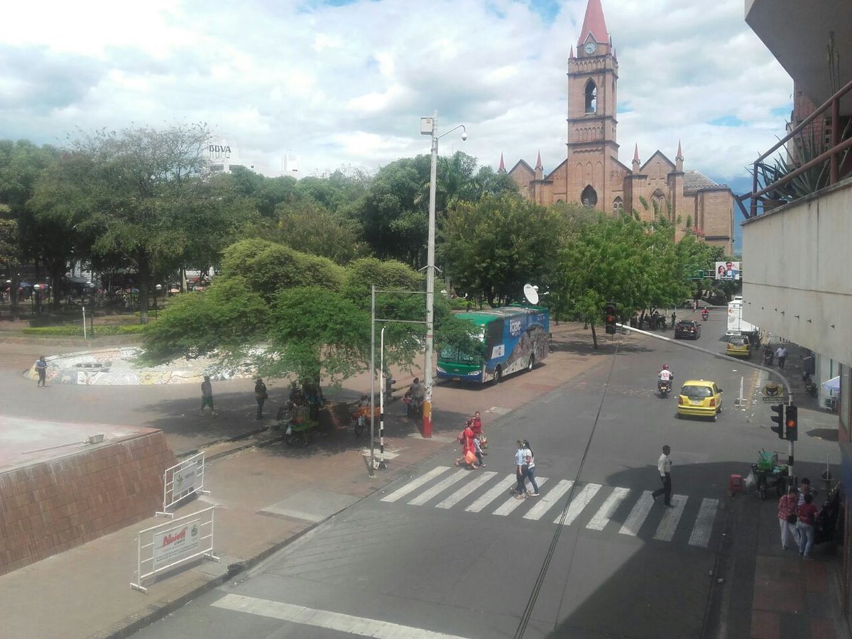 igacColombia's tweet photo. La Unidad Movil del IGAC prestando sus servicios en el parque Santander de la ciudad de Neiva. https://t.co/1YJv5pF0fx