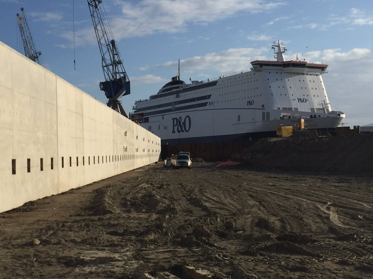 De komende weken bezig met het grouten van de spankoppen in de nieuwe kademuur.