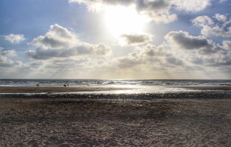 TimMcKenna01's tweet image. The sun setting at Widemouth Bay... crikey, I made it to Cornwall! 😊 #cyclethecoast