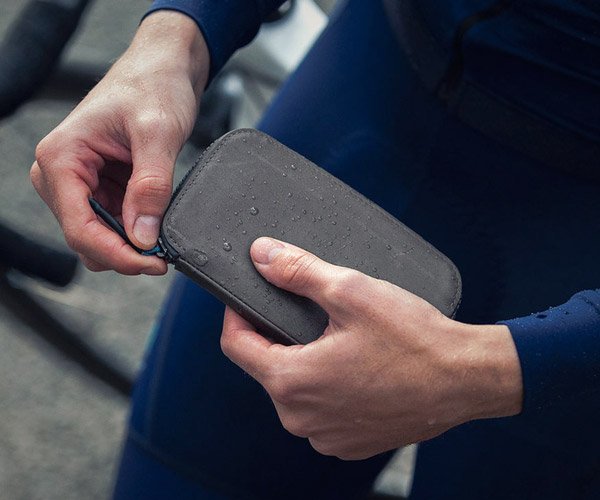 getwoodsly's tweet image. This all-conditions leather case will keep your phone safe &amp;amp; dry. @Bellroy bit.ly/2aHimzs