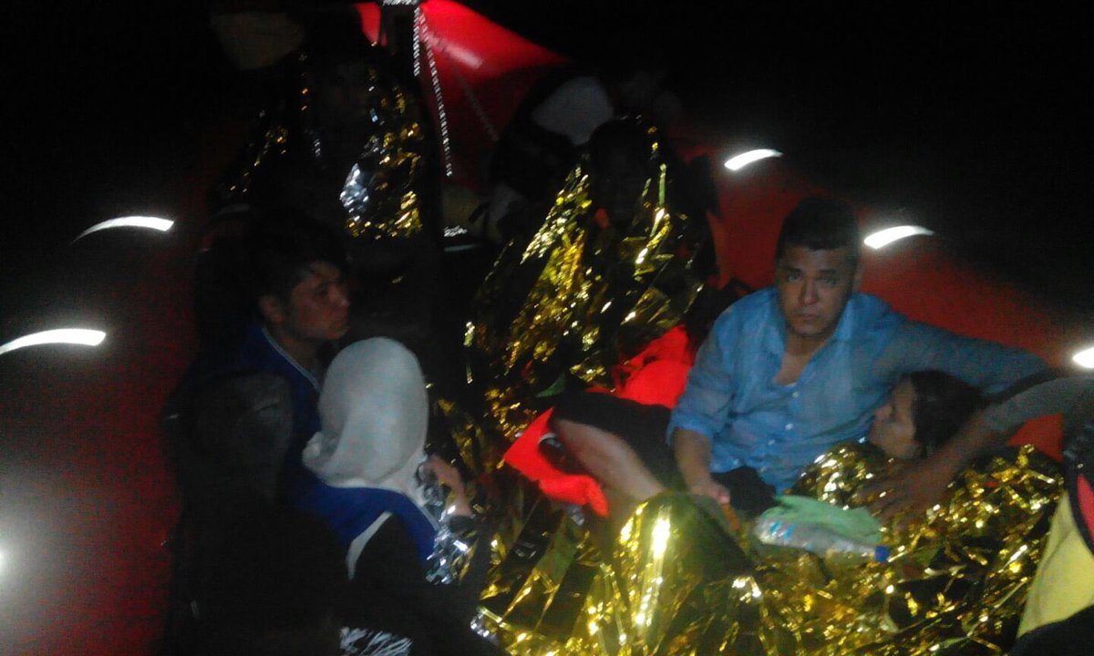 openarms_fund's tweet image. Rescate en Lesbos está pasando en Korakas, frente a la playa de Theodoras 50 personas todos a salvo.