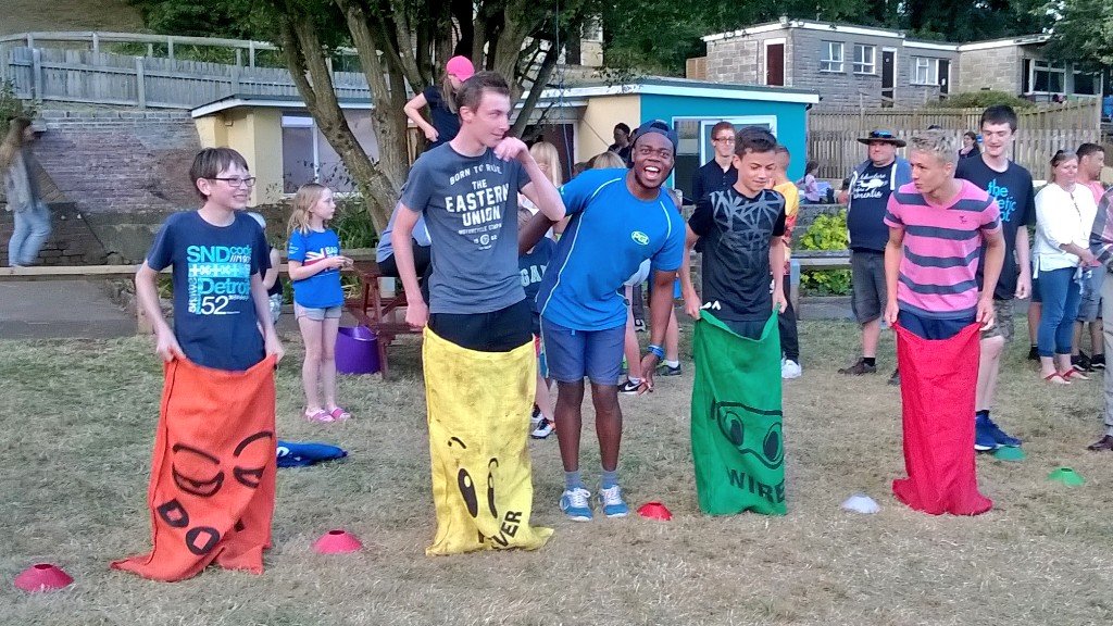 TW_Torquay's tweet photo. Lets get the party started 🎇  #funnight #summerfair #britishlife https://t.co/D5pyC3m416