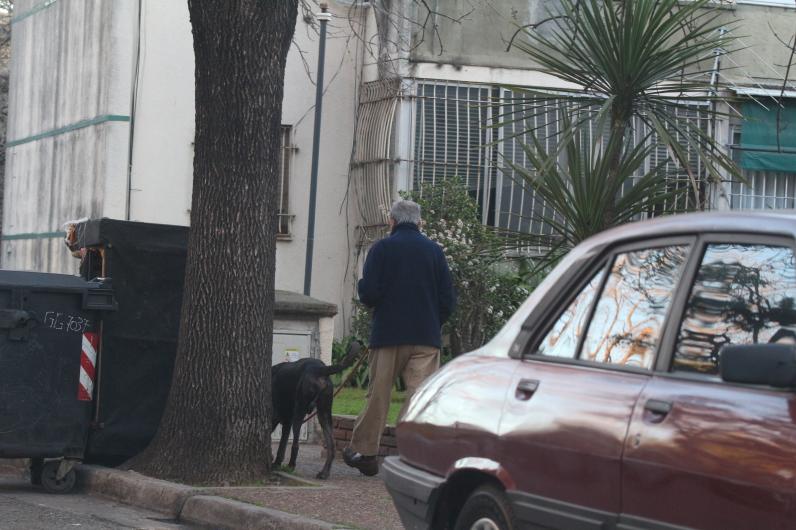 eldestapeweb's tweet photo. El represor Luis Trillo, principal responsable de la RIBA, fotografiado mientras violaba la prisión domiciliaria. https://t.co/odwXBTNMmJ