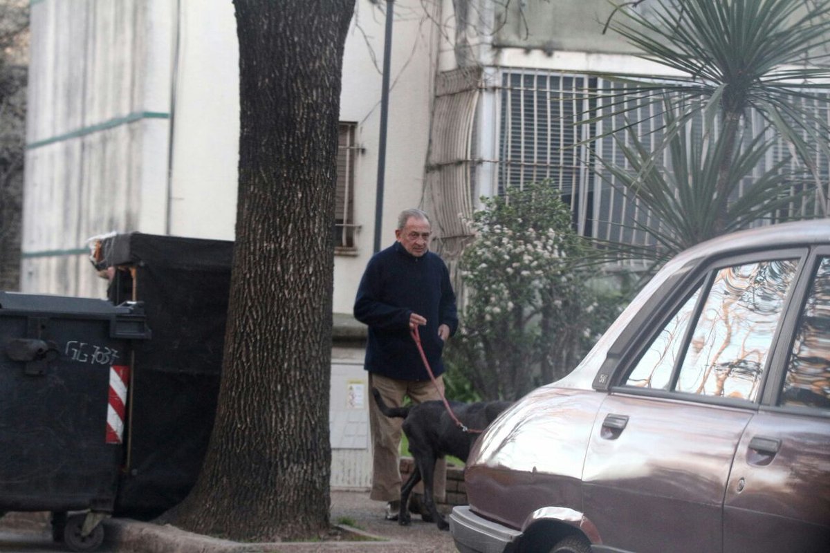 eldestapeweb's tweet photo. El represor Luis Trillo, principal responsable de la RIBA, fotografiado mientras violaba la prisión domiciliaria. https://t.co/odwXBTNMmJ