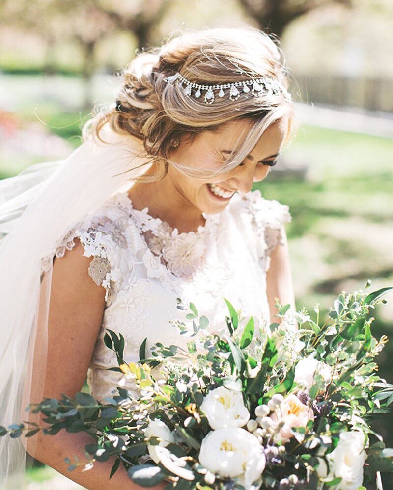SweetEngagement's tweet photo. How pretty is this #bride? 😍 For more #wedding insoiration: https://t.co/hVGls9heoG https://t.co/uJyluG8n4z