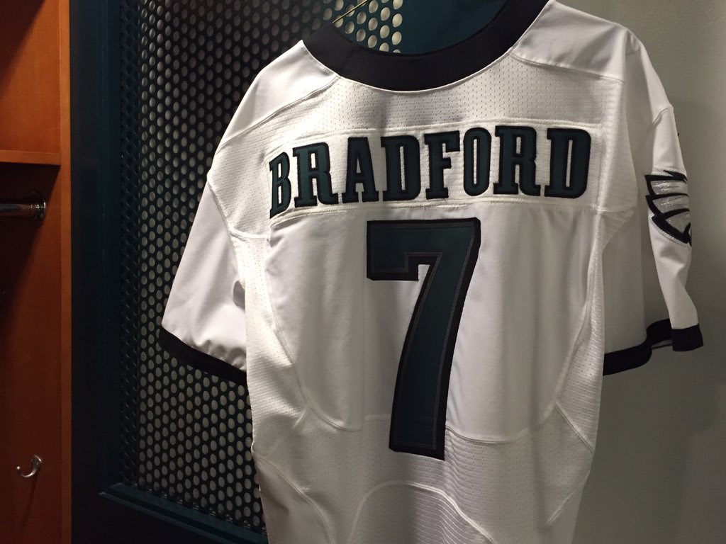 Eagles's tweet image. #Eagles are back at it again in the white jerseys. #TBvsPHI
