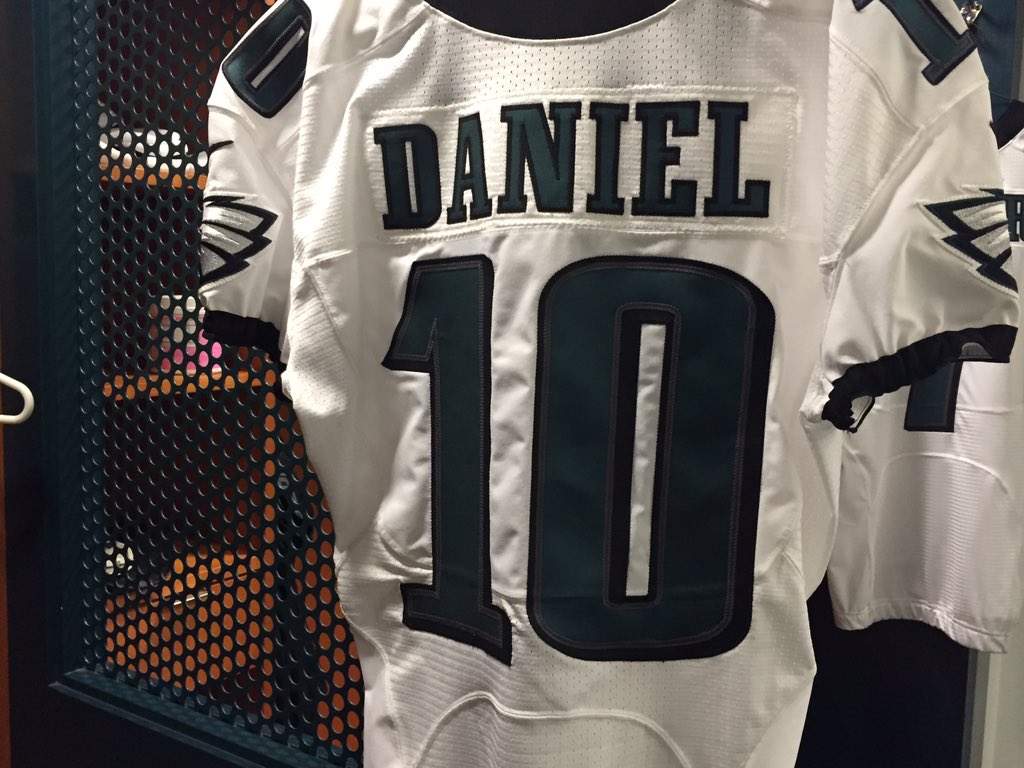 Eagles's tweet image. #Eagles are back at it again in the white jerseys. #TBvsPHI