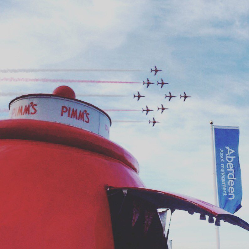 Pimmsteapot's tweet photo. Enjoyed The Fly Past At Cowes 2016!! #GBeventsUK #GreatBritainEvents @PimmsGB #FlyingV #pimmscider #pimmsteapot https://t.co/ETRDaCHYHD