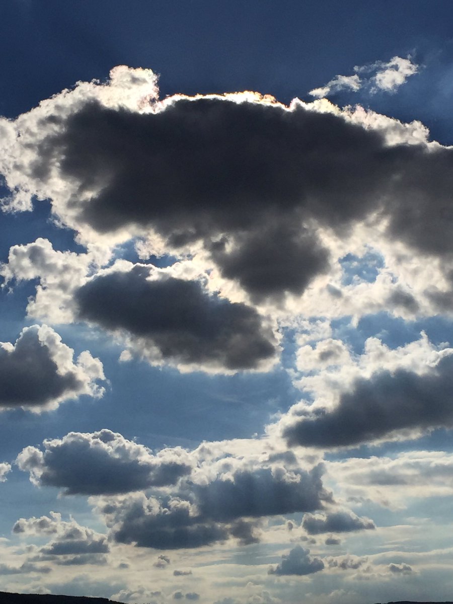 thea_pot's tweet image. Mooie wolken