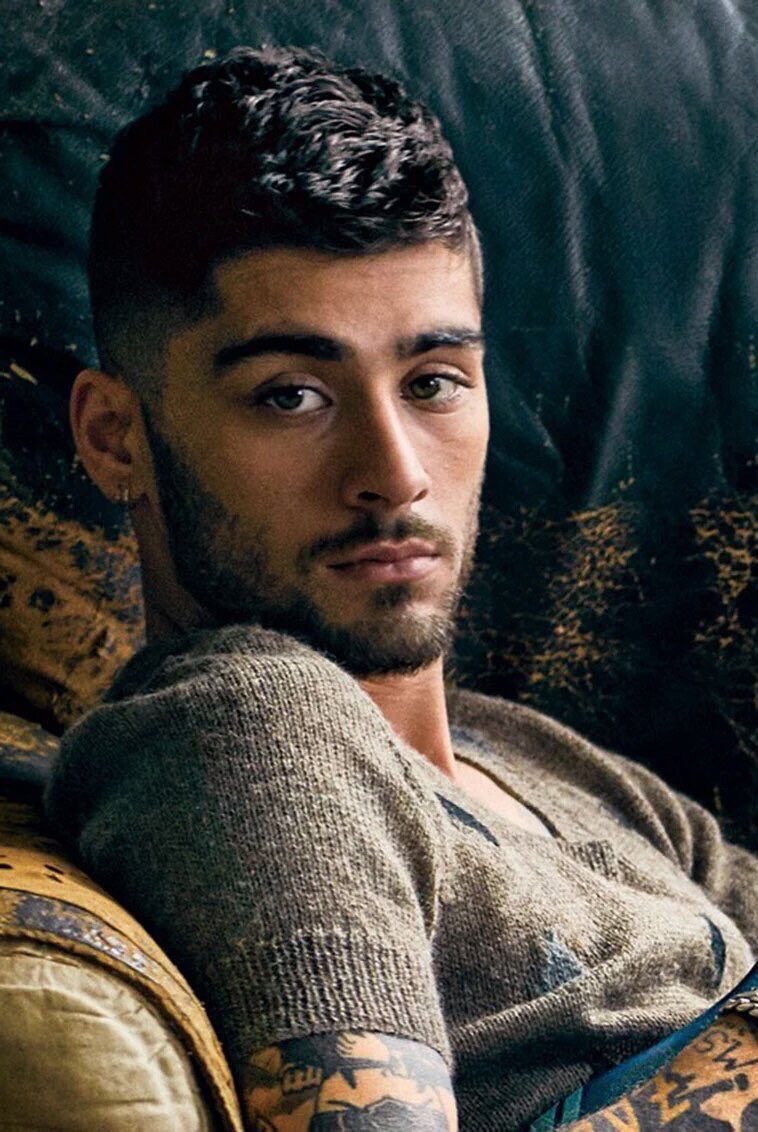 szquadirectione's tweet photo. Esse olhar do Zayn é o olhar de quem sabe que mexe com um fandom inteiro apenas tirando fotos sentado #GiuseppexZayn https://t.co/fWcd5m6ryp