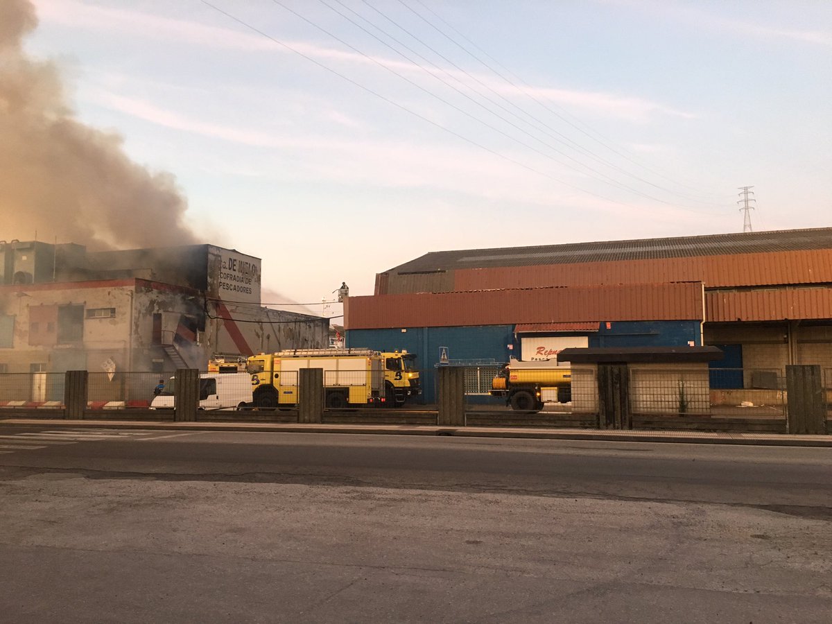 atlanticsurvey's tweet photo. Incendio frente a nuestras oficinas @lavozdeaviles https://t.co/Nl5DdquFnI