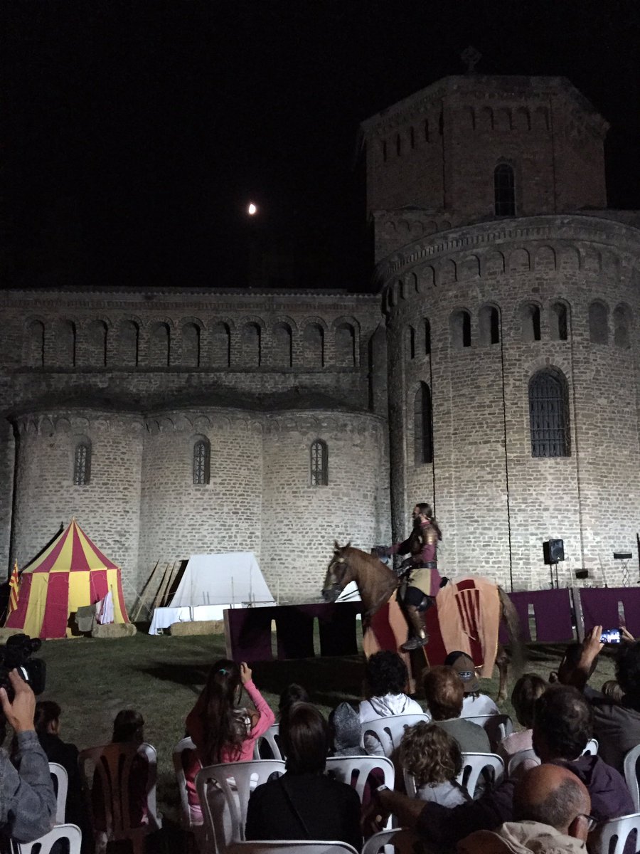 Comencen les Justes amb totes les entrades exhaurides. Guillem de Ripoll entra als jardins! #mercadal2016 #ripoll