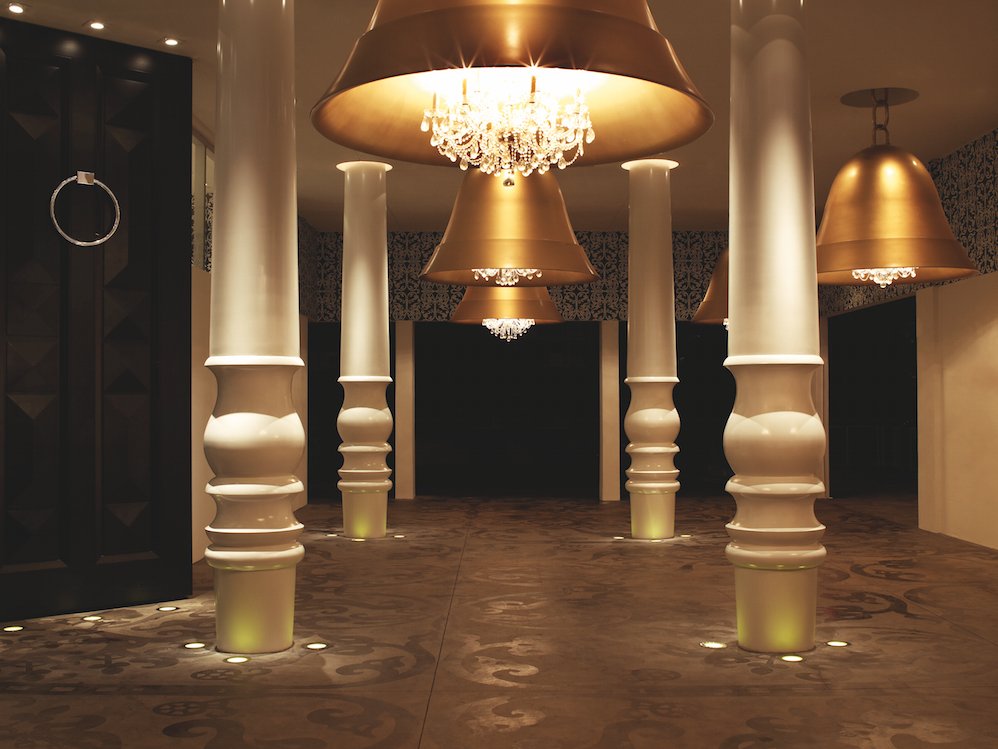 culturecommerce's tweet photo. #TBT to Marcel Wanders’ whimsical carport, complete with oversized chandeliers, at the Mondrian South Beach in Miami https://t.co/l0sRQ6IMdw