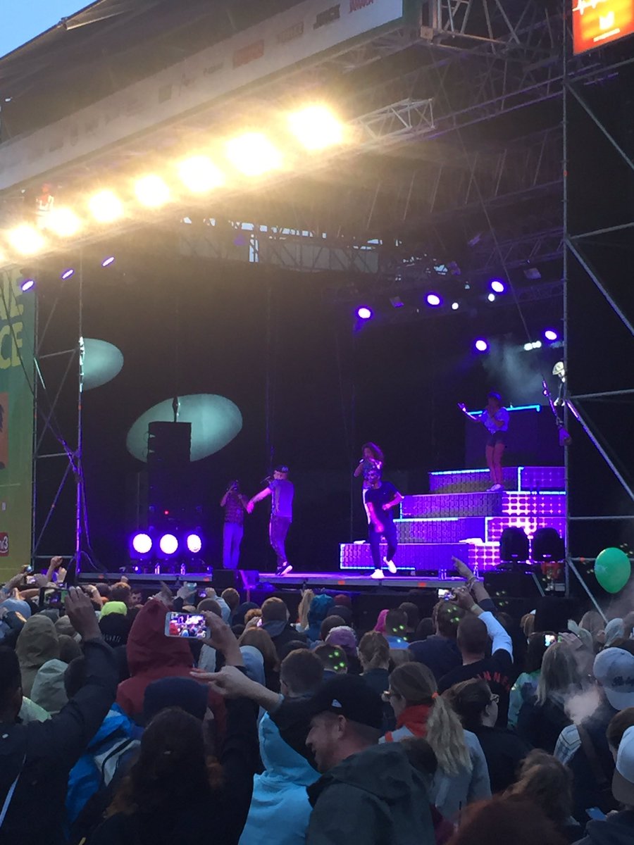StrassenPromi's tweet photo. Das #AKF mit @Afrob @samydeluxe @jan_delay #denyo #dflame @diebeginner war einfach #hammerhammerhart #thx https://t.co/h8BBKAVCFx