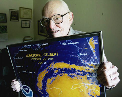 HowardCohen's tweet photo. #OBIT: "Weather nut," #NationalHurricaneCenter's #GilClark dies at 93. https://t.co/Ws99hn4zvd @NHC_Atlantic @NOAA https://t.co/gHjSrdqb0j