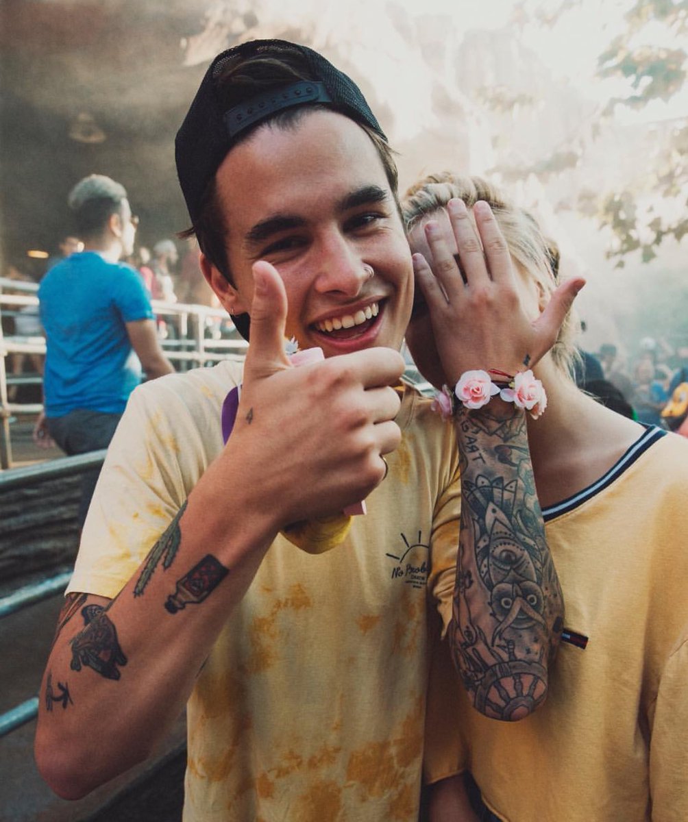 I'm kian, new fake. just starting over. I like attention so hmu in the dms! like/rt