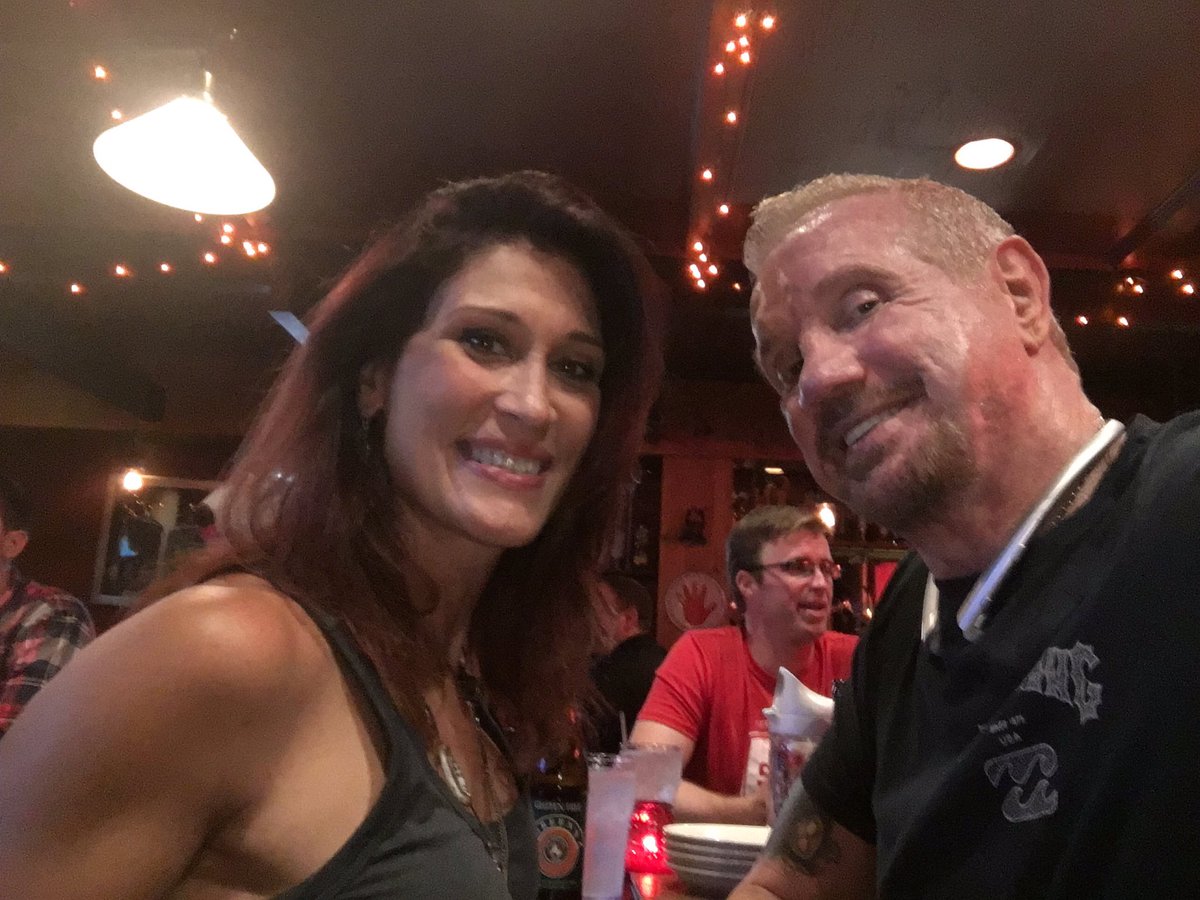 DDPYoga's tweet photo. RT @BrendaKayPage &amp; @RealDDP are in #Chicago early 4 our #DDPYOGAworkshop 2nite dinner #JakeMelnicks #Mancow @ 6 DDP https://t.co/wBi7FMxqU5