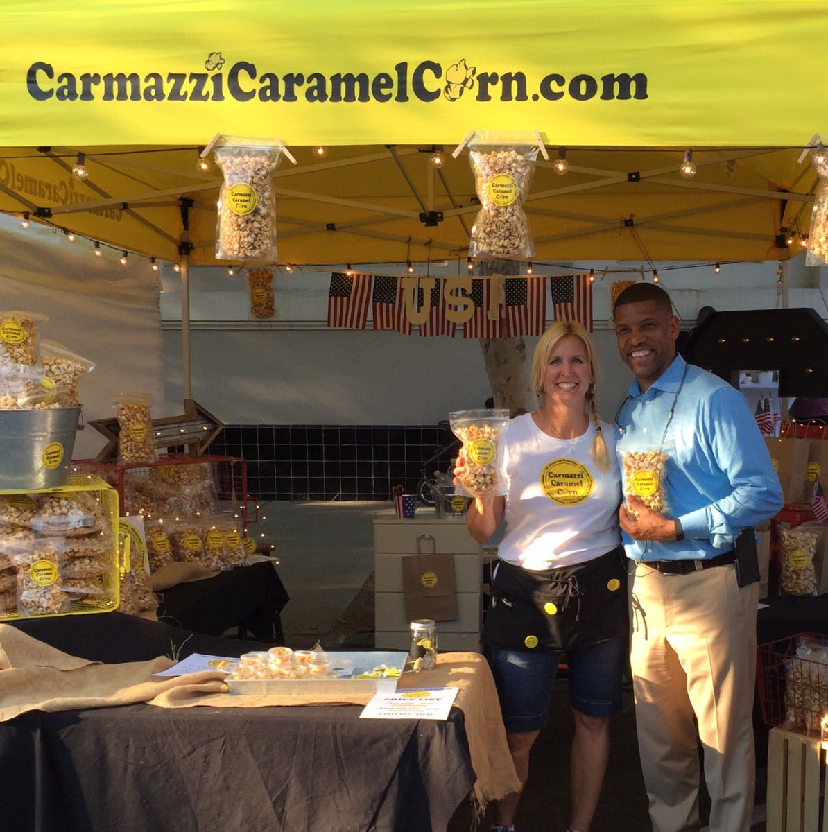 Thanks <a href="/KJ_MayorJohnson/">Kevin Johnson</a> for picking up a bag of our Carmazzi Caramel Corn! Hoped you liked it😉