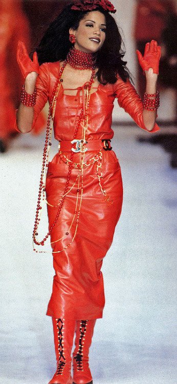 MurphyMinix's tweet photo. #ThrowbackThursday #Chanel #FW1992. #fashion #style #beauty #VeronicaWebb #supermodels https://t.co/mhXUaJTx5k