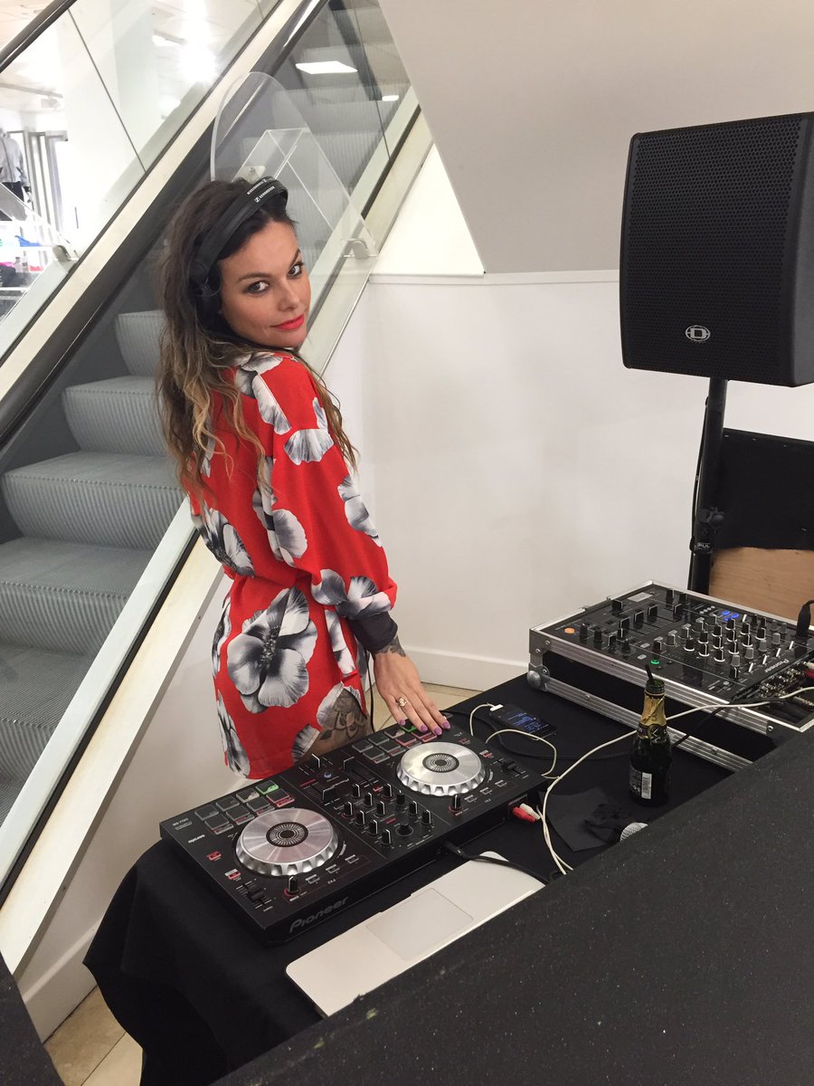 jennatriscott's tweet photo. Amazing night welcoming @flannelsfashion to #SWINDON! #FLANNELSSWINDON https://t.co/1SAQNTuncH